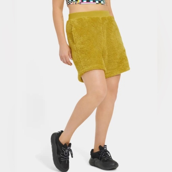 UGG Women's Camilia Sherpa Shorts‎ Polyester in Relish/Sapling, Size Small new - Picture 4 of 4